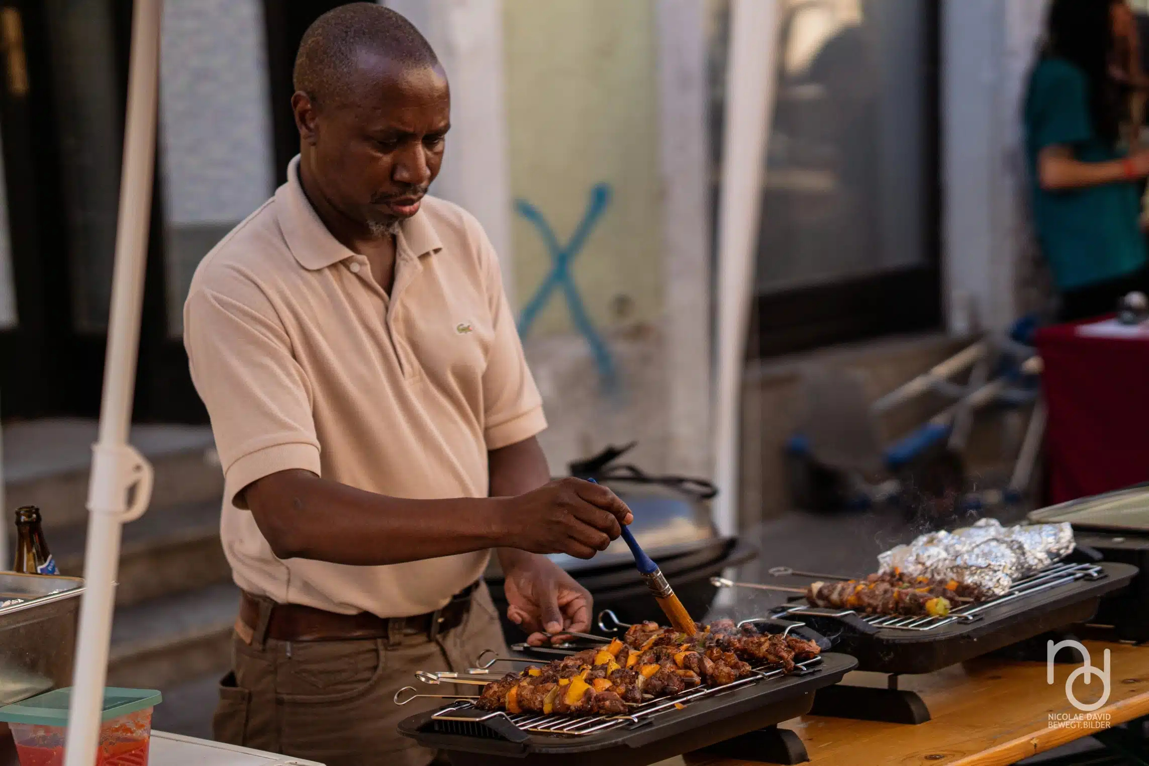 Ruandesische Ziegenspieße grillen/Faire griller des brochettes de chèvre rwandaises